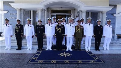 قائد القوات البحرية المصرية يلتقى نظيره العماني لبحث سبل التعاون