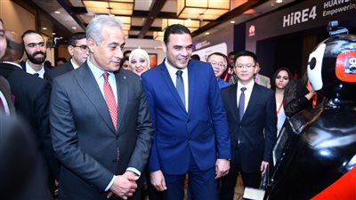 وزير العمل يتوقف أمام روبوت آلي أثناء ملتقى التوظيف الرابع لشركة هواوي