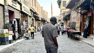 بيرسي تاو يتجول في شارع المعز (صور)