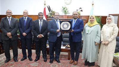  وفد من جامعة التقنية والعلوم التطبيقية بسلطنة عُمان يزور المركز القومي للبحوث (صور)