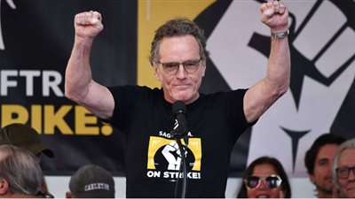 براين كرانستون يهاجم رئيس ديزني في خطاب حماسي خلال إضراب هوليوود (فيديو)