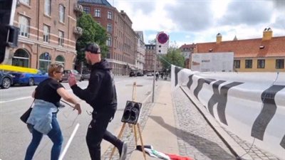 دنماركية تتعرض للاعتداء لمنع حرق القرآن الكريم في كوبنهاجن، والنشطاء يطالبون بتكريمها (فيديو) 