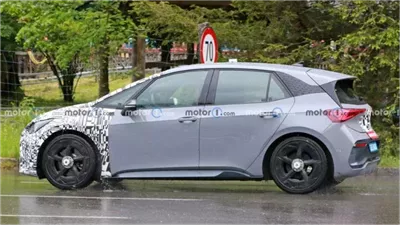 كوبرا تختبر سيارات الهاتشباك الكهربائية 