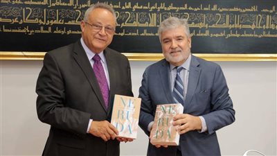 السفير التشيلي يهدي مكتبة الإسكندرية مؤلفات أبرز أدباء وشعراء بلاده