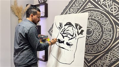 بالأقدام وأشعة الشمس، فنان مصري يبتكر طرقا جديدة للرسم ويحلم بالعالمية (فيديو وصور)