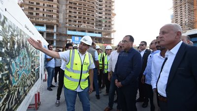 رئيس الوزراء يتفقد الممشى السياحي بالعلمين الجديدة ومشروع الداون تاون (صور) 