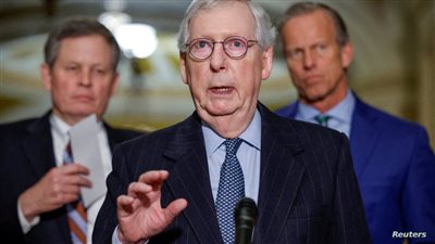 تحول إلى صنم لبضعة ثوان، زعيم الجمهوريين يتوقف عن الحديث فجأة خلال مؤتمر صحفي (فيديو)