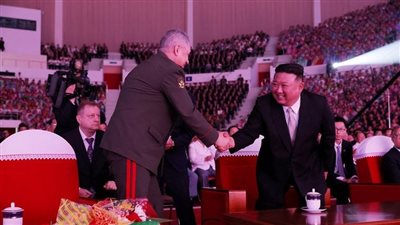 لوك غربي وأسلحة لم تعرض من قبل، زعيم كوريا يحتفي بوزير الدفاع الروسي (صور)