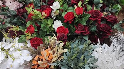 النباتات الصناعية تسيطر على سوق الزهور، والورد الطبيعي محدش بيشتريه (فيديو) 