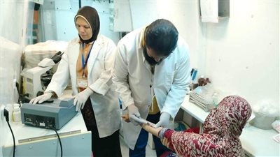 توقيع الكشف الطبي على 1455 حالة خلال قافلة علاجية بالمنيا 