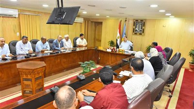 محافظ أسيوط يشدد على ترشيد الإنفاق وتقنين العمرات الجسيمة للمركبات