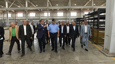 وزير الدولة للإنتاج الحربي وقائد القيادة الإستراتيجية يتفقدان مصنع إنتاج المصاعد الكهربائية
