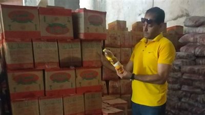 ضبط 101 كرتونة زيت تمويني بالبحيرة قبل إعادة البيع بالسوق السوداء (صور)