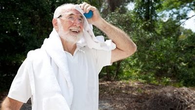 استشارى قلب يحذر من مخاطر الطقس الحار على كبار السن (فيديو)