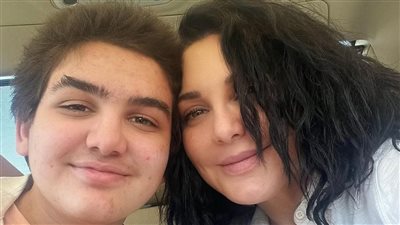 سلاف فواخرجي تحتفل بنجاح ابنها