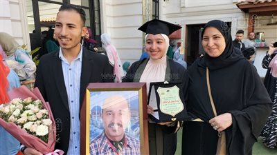 بالورود وصورة والدهما المتوفى، شاب يفاجئ شقيقته في حفل تخرجها بالمنوفية ( فيديو وصور)