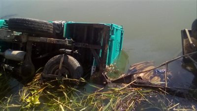 انقلاب سيارة ربع نقل بالترعة في الإسماعيلية (صور) 