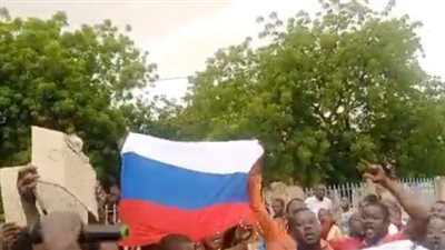 رفع العلم الروسي في النيجر عقب نجاح الانقلاب 