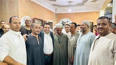 أمن الجيزة ينهي خصومة بين عائلتين في الصف (صور)
