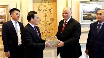 محافظ القاهرة يلتقي نائب رئيس الوزراء الفيتنامي