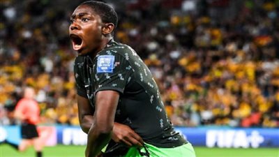 لاعبة كرة قدم تخلع قميصها احتفالا بتسجيل هدف في نيجيريا (فيديو)