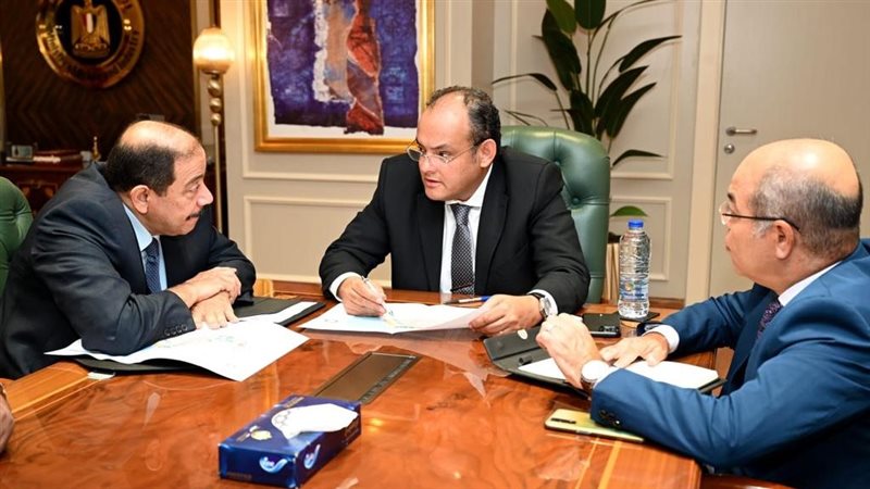 وزير الصناعة يستعرض