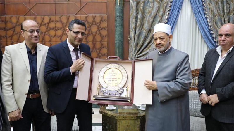 شيخ الأزهر مع نقيب