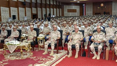 وزير الدفاع والإنتاج الحربي يلتقي عددًا من مقاتلي المنطقة الغربية العسكرية