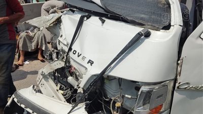 مصرع 3 أشخاص وإصابة 5 آخرين في انقلاب ميكروباص بالطريق الأوسطي بحلوان (صور)