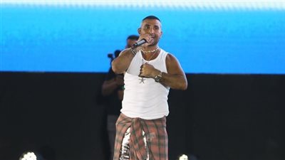 ببنطلون فضي وسلسلة نجمة البحر، أحمد سعد يتألق بحفل العلمين الجديدة (صور) 