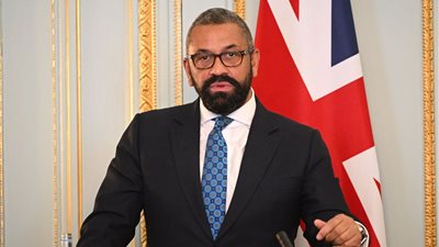 من هو جيمس كليفرلي وزير الداخلية البريطاني الجديد الذي كان يشغل حقيبة الخارجية؟ 