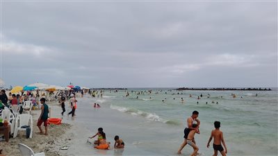 إقبال كثيف على شواطئ الإسكندرية هروبا من الحر