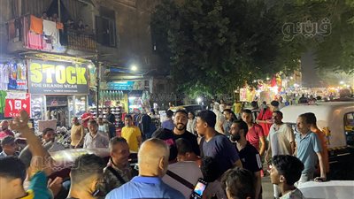 سكان السيدة عائشة يلتقطون السيلفي مع كهربا بأحد مطاعم المكرونة الشهيرة 