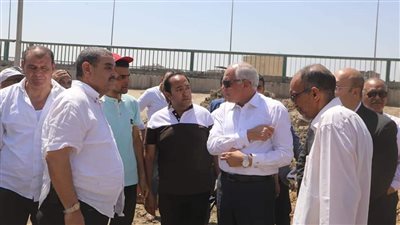 محافظ الجيزة يتفقد أعمال إصلاح كسر بماسورة مياه بالطالبية ( صور )
