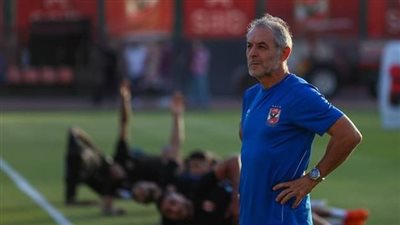 كولر يحاضر لاعبي الأهلي بالفيديو استعدادا لمواجهة الداخلية 