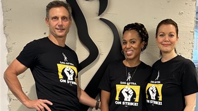 كيري واشنطن وتوني جولدوين يشاركان في تحضير لافتات مظاهرات هوليوود (صور)