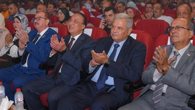 محافظ الإسكندرية يكرم عمال شركتي الصرف الصحي ومياه الشرب 