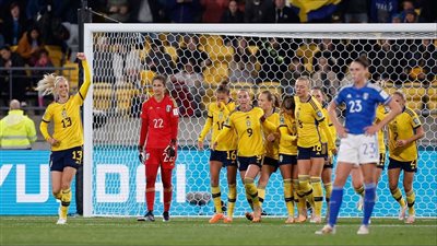 بكاء هستيري للاعبات إيطاليا بعد الخسارة بخماسية أمام السويد (فيديو)