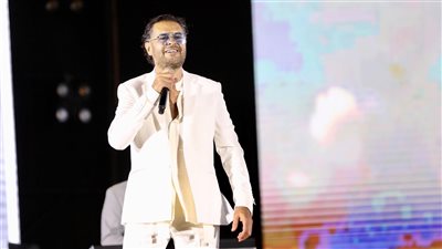 في حفل كامل العدد، تفاعل جماهيري كبير مع أغاني راغب علامة بمهرجان العلمين (صور)