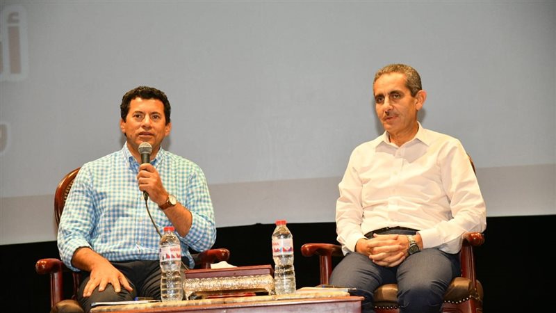 وزير الشباب يعقد