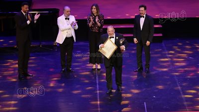 أحمد السعدني يقبل يد صلاح عبد الله أثناء تكريمه بالمهرجان القومي (فيديو وصور)