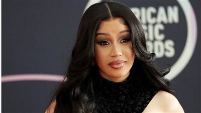 كاردي بي تلقي الميكروفون على معجبة في حفلتها (فيديو)