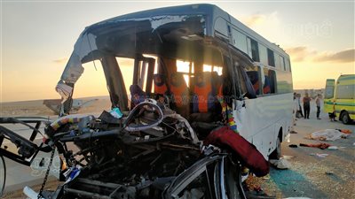 بالأسماء، مصرع شخص وإصابة 36 آخرين في حادث تصادم أتوبيس بسيارة نقل (صور)
