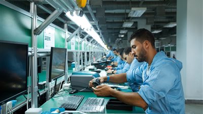شركة عالمية تفتتح خطا جديدا لإنتاج الهواتف الذكية في مصر