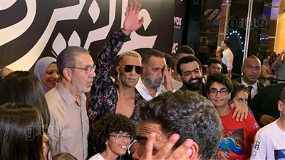  تدافع الجمهور على محمد رمضان في العرض الخاص لـ ع الزيرو ( فيديو وصور ) 