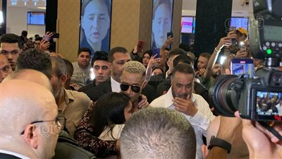 محمد رمضان يحتضن فتاة بعد بكائها لرؤيته في العرض الخاص لـ