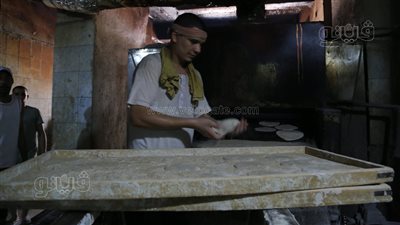 مهن لا تعرف حرارة الصيف.. الأفران البلدي تتحول إلى عنابر جحيم.. وعمال المخابز: أكل عيشنا كدا (فيديو)