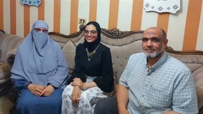 نسمة بنت الغربية الثالثة على الثانوية، والدها وأمها صيادلة، ونفسها في الألسن 