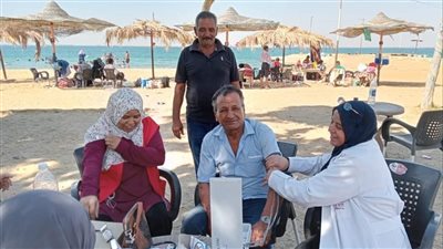 فرق 100 يوم صحة بالإسماعيلية تواصل تقديم الخدمات الطبية للمصطافين (صور) 