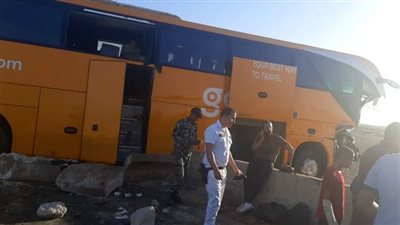 مصرع شخص وإصابة 13 آخرين في حادث تصادم على الطريق الصحراوي الشرقي 